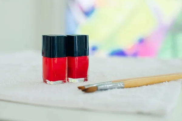 Manicura francesa - preparación de herramientas esmaltes de uñas y pinceles en blanco vista superior backround — Foto de Stock