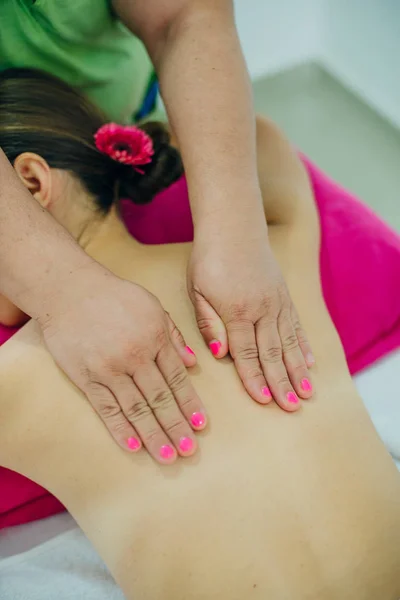 Kobieta masażysta robi dziewczyna masaż w Spa salon zbliżenie — Zdjęcie stockowe