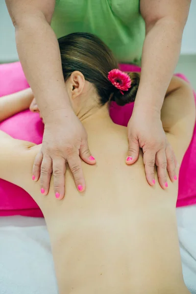 Kobieta masażysta robi dziewczyna masaż w Spa salon zbliżenie — Zdjęcie stockowe