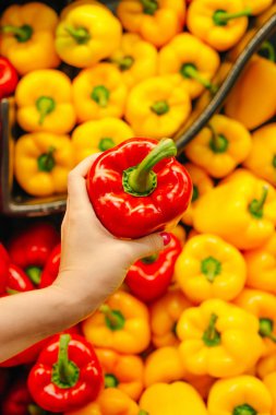 Bir süpermarketin ya da marketin tezgahında bir yığın dolma dolma biber düzenlenir.. 