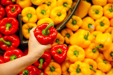 Bir süpermarketin ya da marketin tezgahında bir yığın dolma dolma biber düzenlenir.. 