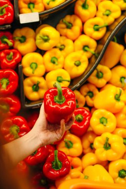 Bir süpermarketin ya da marketin tezgahında bir yığın dolma dolma biber düzenlenir.. 