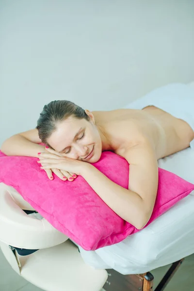 Spa-kvinnan. Vacker ung kvinna som kopplar av efter massage. Spasalong. — Stockfoto