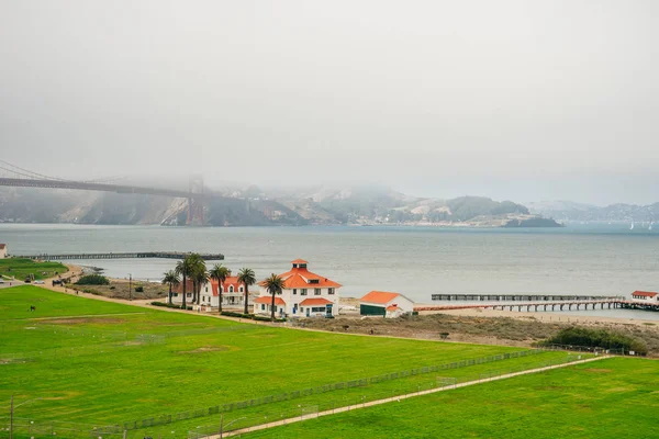 The Golden Gate Bridge in San Francisco bay and Crissy Field — Stock Photo, Image