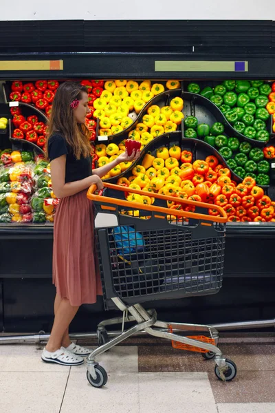 Belas mulheres felizes comprando legumes e frutas no supermercado — Fotografia de Stock