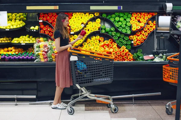Belas mulheres felizes comprando legumes e frutas no supermercado — Fotografia de Stock