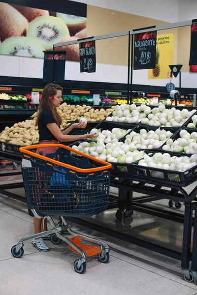 Beautiful happy women shopping vegetables and fruits at the supermarket — Stock Photo, Image