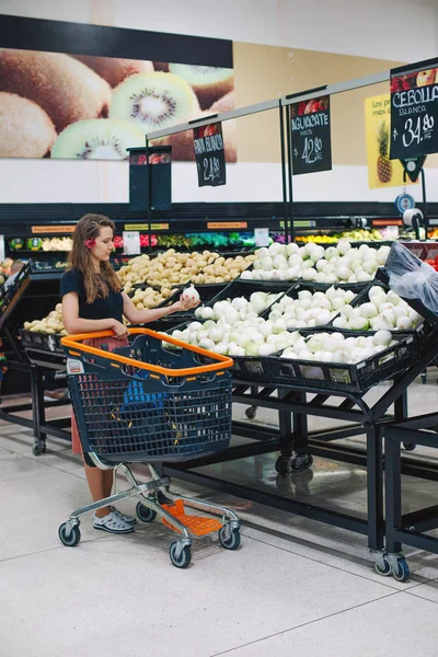 Belas mulheres felizes comprando legumes e frutas no supermercado — Fotografia de Stock
