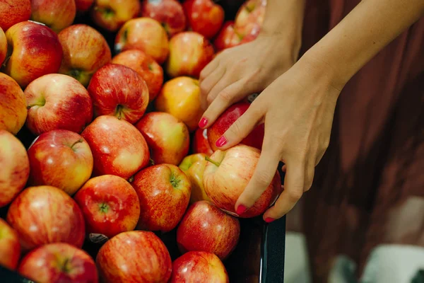 Jabłka w supermarkbunch czerwonych i żółtych jabłek na pudełkach w supermarketecie — Zdjęcie stockowe