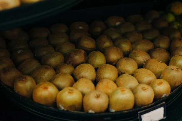 Egzotyczne pyszne organiczne kiwi w koszyku na rynku — Zdjęcie stockowe