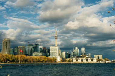 Toronto Finans Bölgesi gökdelenlerinin yüksek binasından akşam manzarası
