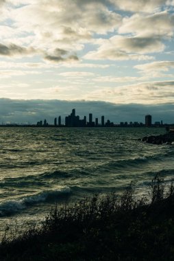 Mississauga ve Toronto silüetini parlak güneşli bir günde bir yüksek artış görüldü