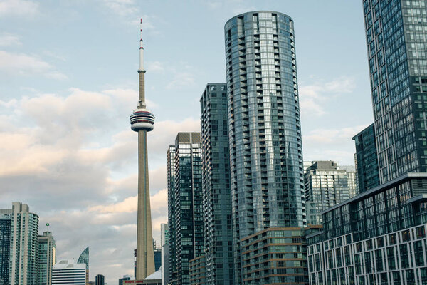 Вечерний вид с высотного здания небоскребов финансового района Торонто
