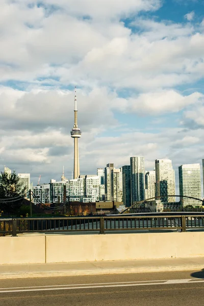 Avondzicht vanuit een hoogbouw van Toronto Financial District wolkenkrabbers — Stockfoto