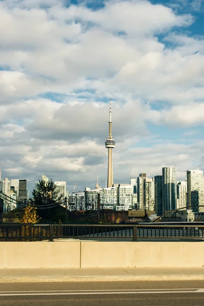 Kvällsutsikt från en höghus byggnad i Toronto Financial District skyskrapor — Stockfoto