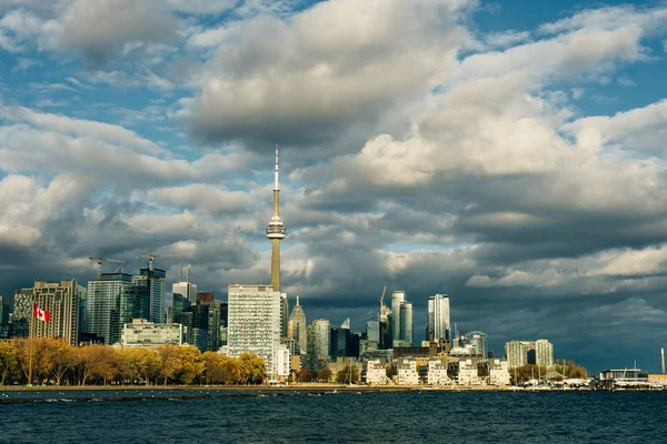 Kvällsutsikt från en höghus byggnad i Toronto Financial District skyskrapor — Stockfoto