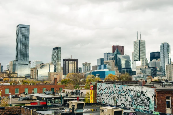 Canada, toronto - december 2019 Avondzicht vanuit een hoogbouw van Toronto Financial District wolkenkrabbers — Stockfoto