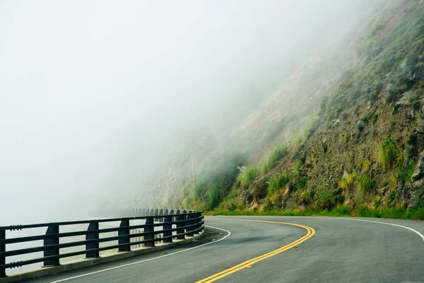 Autopista 1 en la costa del Pacífico, California, EE.UU.. — Foto de Stock