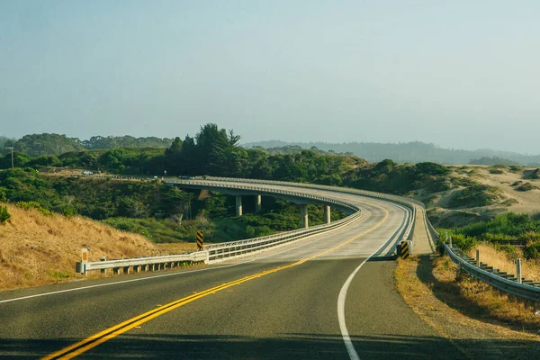 Highway 1 aan de Stille Oceaan, Californië, Verenigde Staten. — Stockfoto