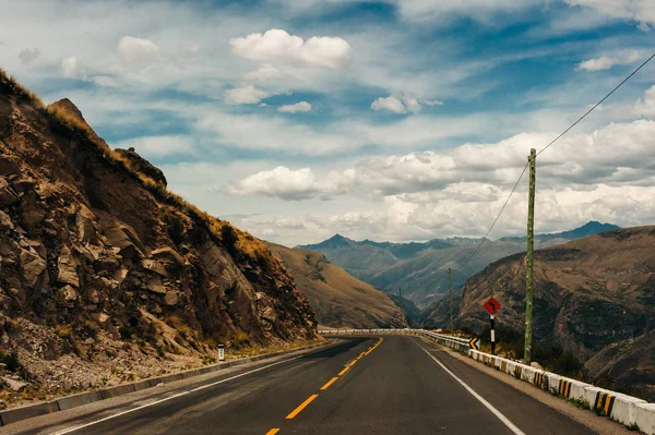 Peruanische Andenlandschaft, Serpentinenstraße nach Huaraz. — Stockfoto