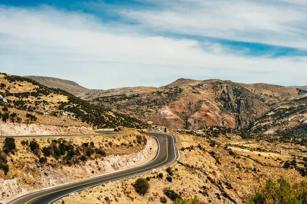 Peruanische Andenlandschaft, Serpentinenstraße nach Huaraz. — Stockfoto