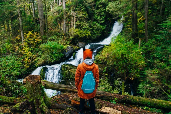 Menina no fundo de uma cachoeira no outono, canadá — Fotografia de Stock