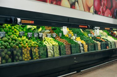 Meksika, Cancun - Ocak 2020 Süpermarkette taze sebzelerle dolu büyük bir raf.