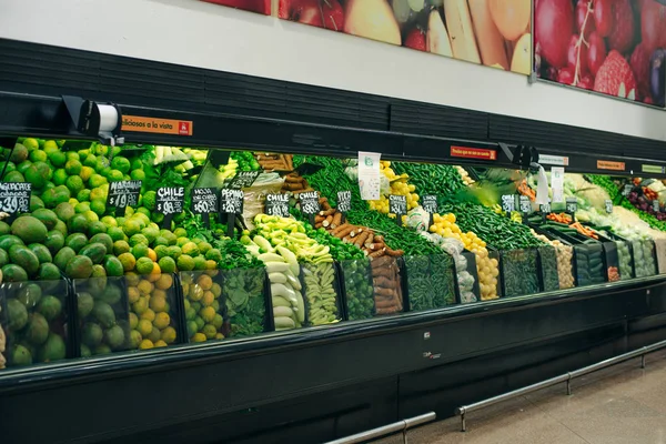 Mexico, Cancún - junho, 2020 Grande prateleira no supermercado com legumes frescos — Fotografia de Stock