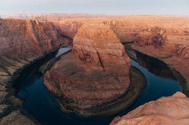 Glen Canyon Ulusal Rekreasyon Bölgesi 'nde şafak vakti Horseshoe Bend