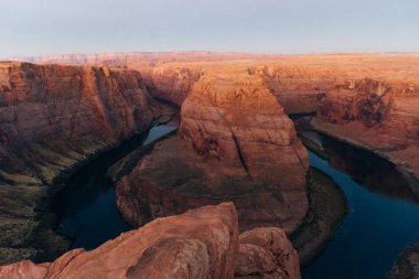 Glen Canyon Ulusal Rekreasyon Bölgesi 'nde şafak vakti Horseshoe Bend