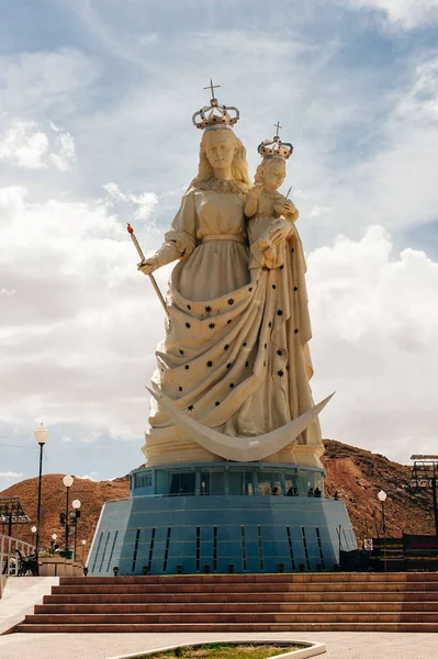 Oruru, Bolivie - décembre, 2019 Monumento a la Virgen Candelaria. Vierge Marie avec bébé — Photo