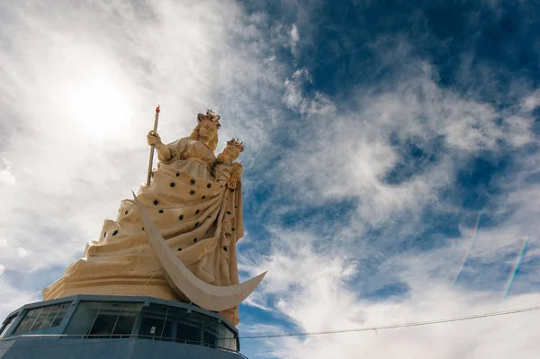 Oruru, bolivia - Δεκέμβριος, 2019 Monumento a la Virgen Candelaria. Παναγία με το μωρό — Φωτογραφία Αρχείου