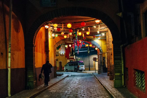 Guanajuato, Mexico - november 2019 Koloniale stad Guanajuato 's nachts met stoned straat en oude gebouwen — Stockfoto