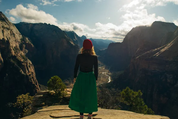 Menina viajante no Parque Nacional de Zion, no sudoeste de Utah, perto da cidade de Springdale, EUA — Fotografia de Stock