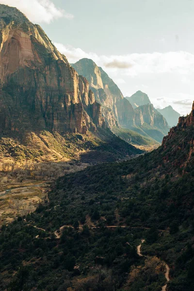 Національний парк Сіон (англ. Zion National Park) - національний парк у південно-західній Юті поблизу міста Спрінгдейл. — стокове фото