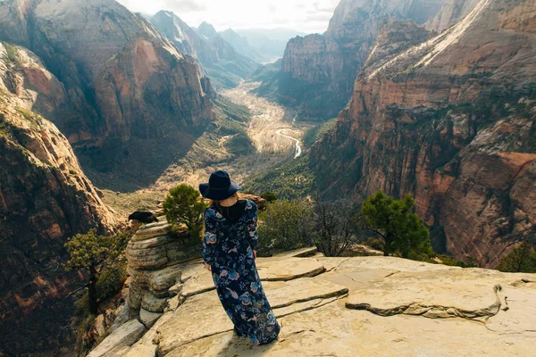 Chica viajera en Zion National Park en el suroeste de Utah cerca de la ciudad de Springdale, EE.UU. — Foto de Stock