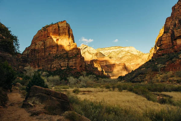 시온 국립 공원 (Zion National Park) 은 유타 주 남서부 스프링 데일 읍 근처에 위치한 미국의 국립 공원이다. — 스톡 사진