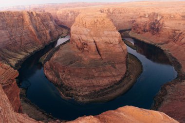 Glen Canyon Ulusal Rekreasyon Bölgesi 'nde şafak vakti Horseshoe Bend