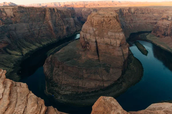 Curva de ferradura em Glen Canyon National Recreation Area no início do amanhecer — Fotografia de Stock