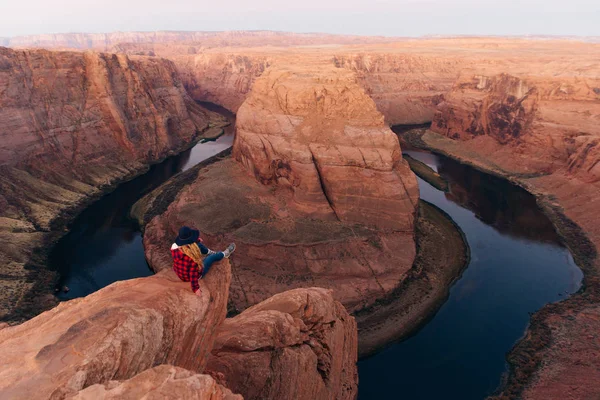 Menina loira sentada ferradura dobrar em Glen Canyon National Recreation Area no início do amanhecer — Fotografia de Stock