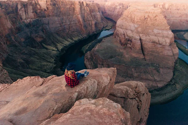 Blonde girl sitting Horseshoe Bend in Glen Canyon National Recreation Area in early dawn — Stock Photo, Image