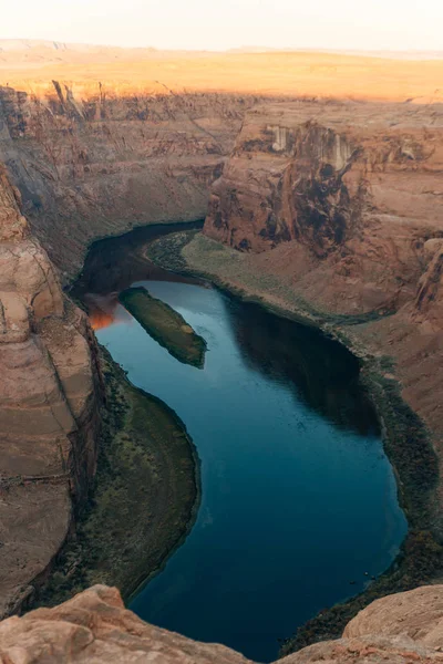 Curva de ferradura em Glen Canyon National Recreation Area no início do amanhecer — Fotografia de Stock