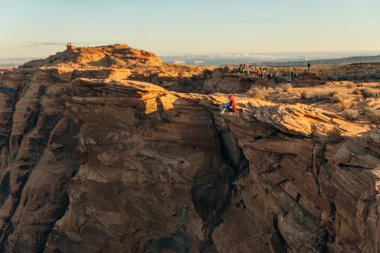 Usa - Aralık 2019 'da Glen Kanyonu Milli Rekreasyon Bölgesi' nde şafak vakti Horseshoe Bend 'de turistler