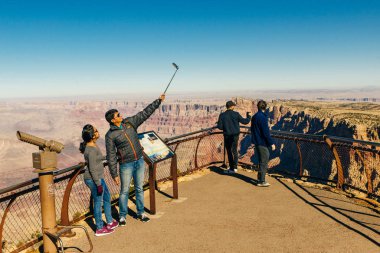 Usa - Aralık 2019 Güney Kanyonu 'ndan Büyük Kanyon' a gelen turistler