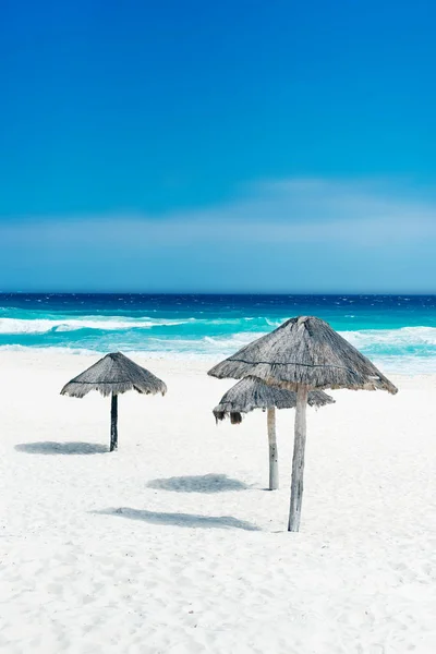 Beautiful beach in Cancun, Mexico - Playa Delfines — Stock Photo, Image