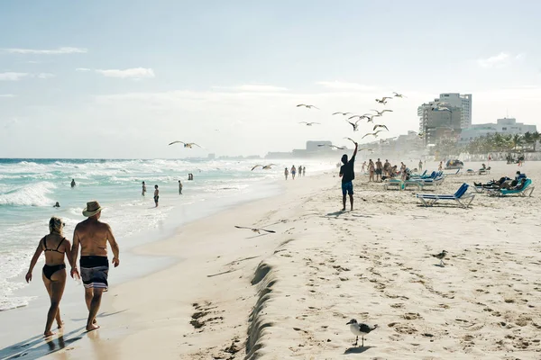 Tourists and seagull. Caribbean tropical turquoise beach Cancun, playa del caren, Mayan Riviera Mexico — Stock Photo, Image