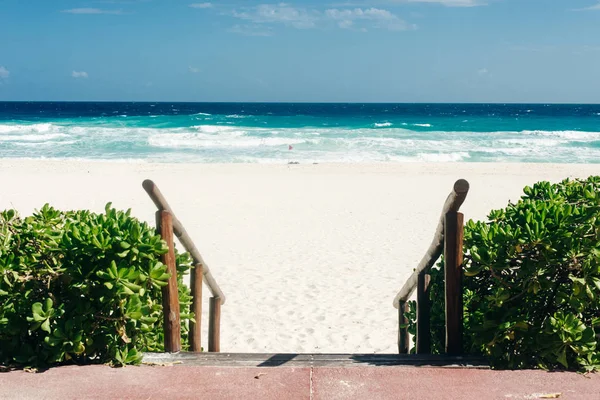 Path to beach, beach access, access to ocean for swimming and relaxing. — Stock Photo, Image