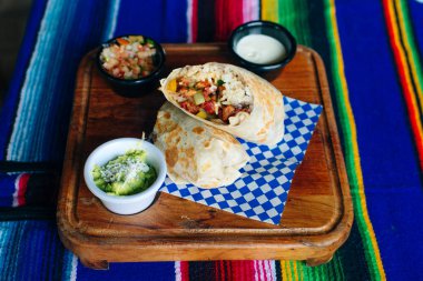 Vejetaryen kahvaltısı dürüm, yumurta ve pilav, sos.