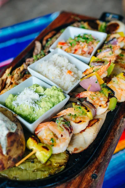 Uma variedade de pratos em uma única placa. Serviço de restaurante. Vista superior. comida mexicana . — Fotografia de Stock