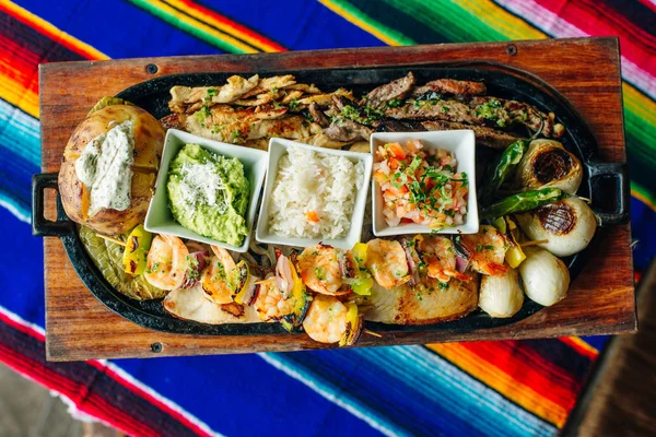 Una variedad de platos en una sola placa. Servicio de restaurante. Vista superior. comida mexicana . — Foto de Stock